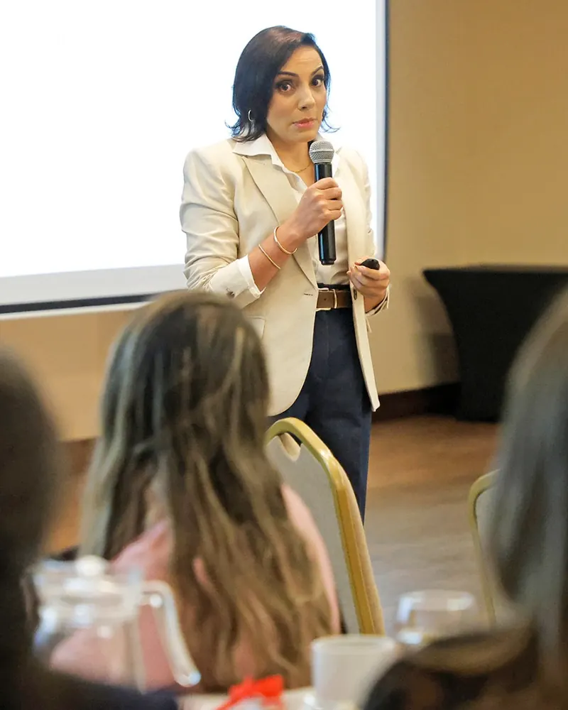 Angie Garrido, Habitar(Ser), hablando ante un grupo