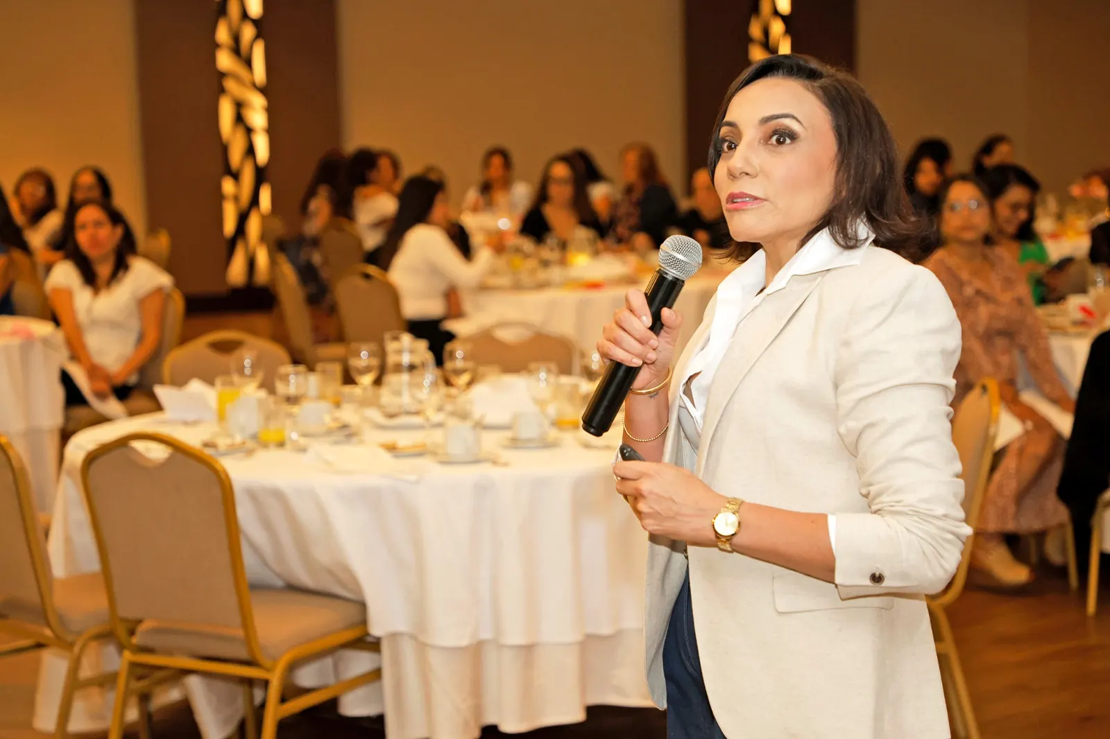 Angie Garrido facilitando un encuentro con una organización