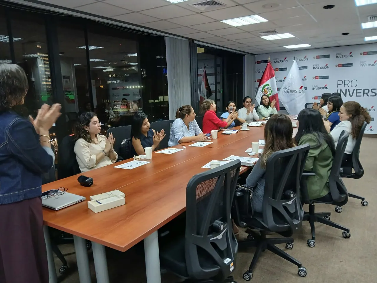 Participantes de un taller de Habitar(Ser) alrededor de una mesa